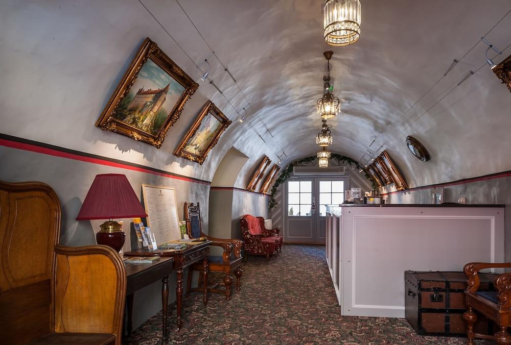 Three Crowns Residents Hotelli 3*