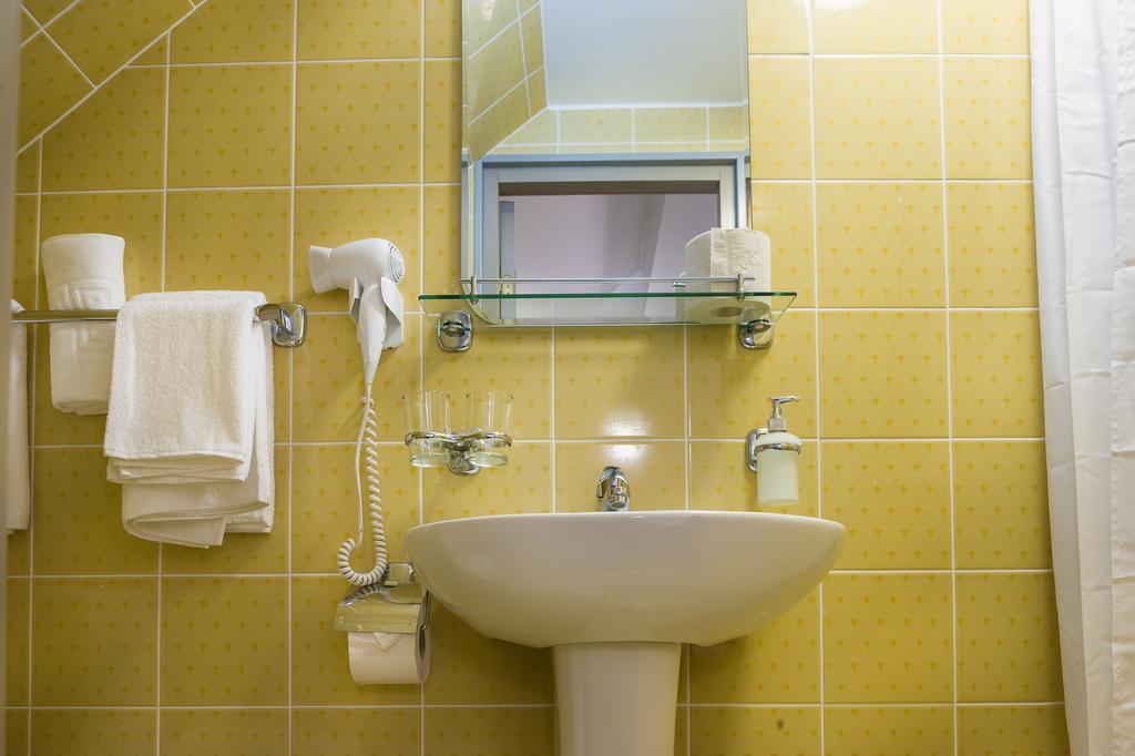 Three Crowns Residents Hotelli 3*