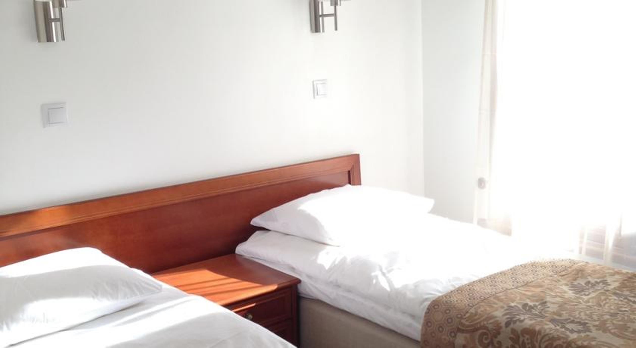 Three Crowns Residents Hotelli 3*