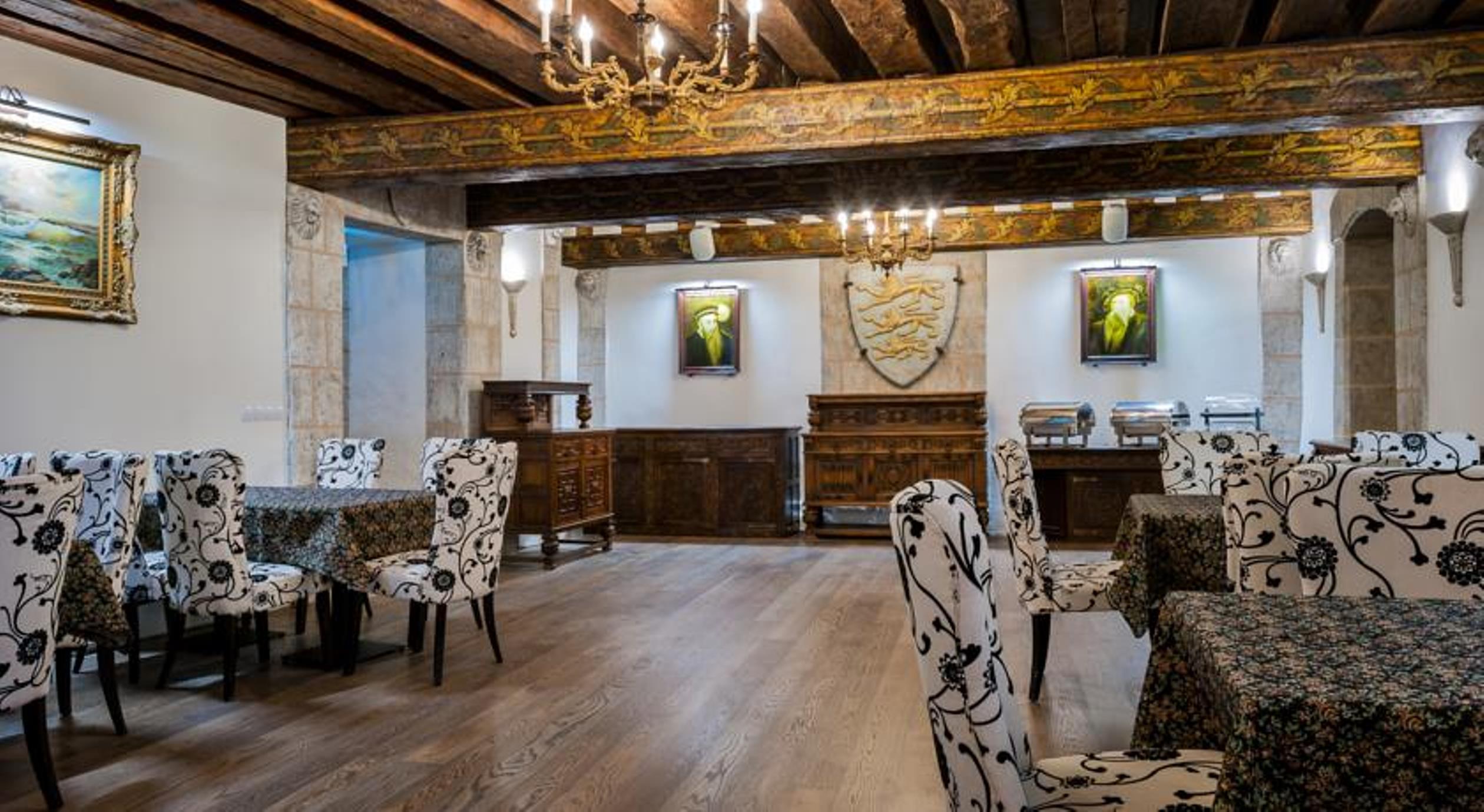 Three Crowns Residents Hotelli