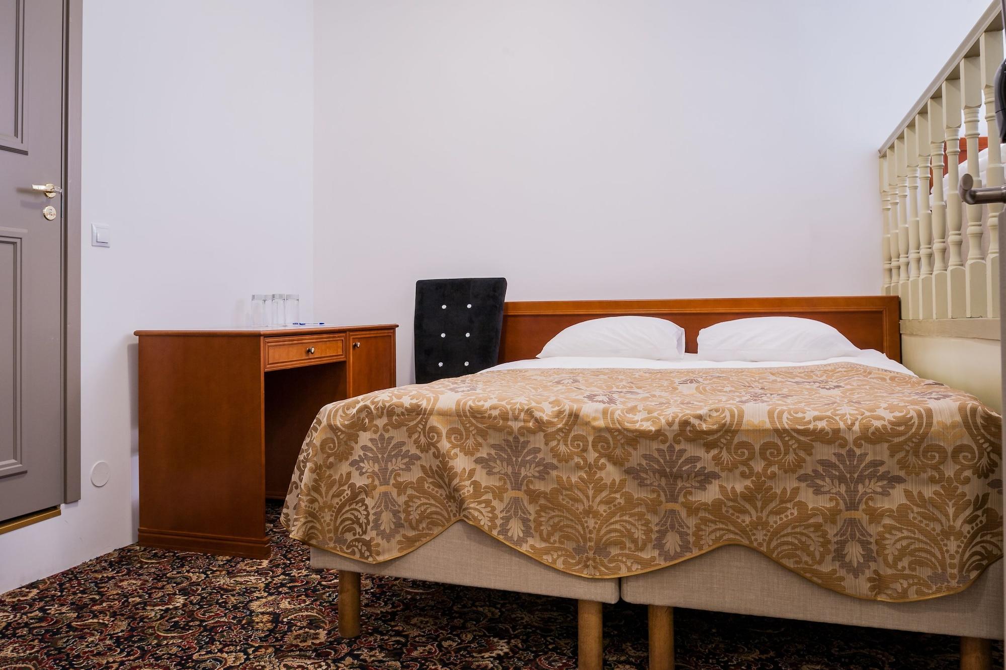 Three Crowns Residents Hotel 3*